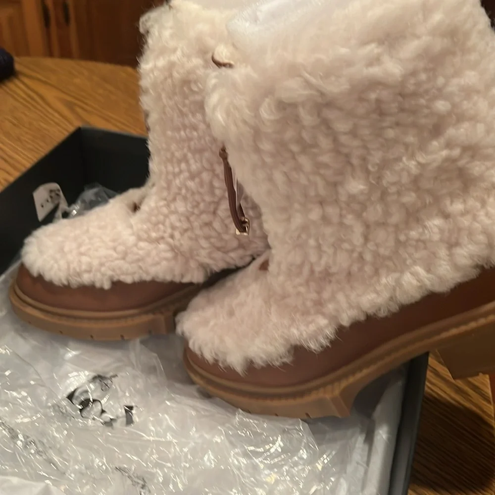 Coach Leona Sherpa boots NEW - Picture 3 of 3